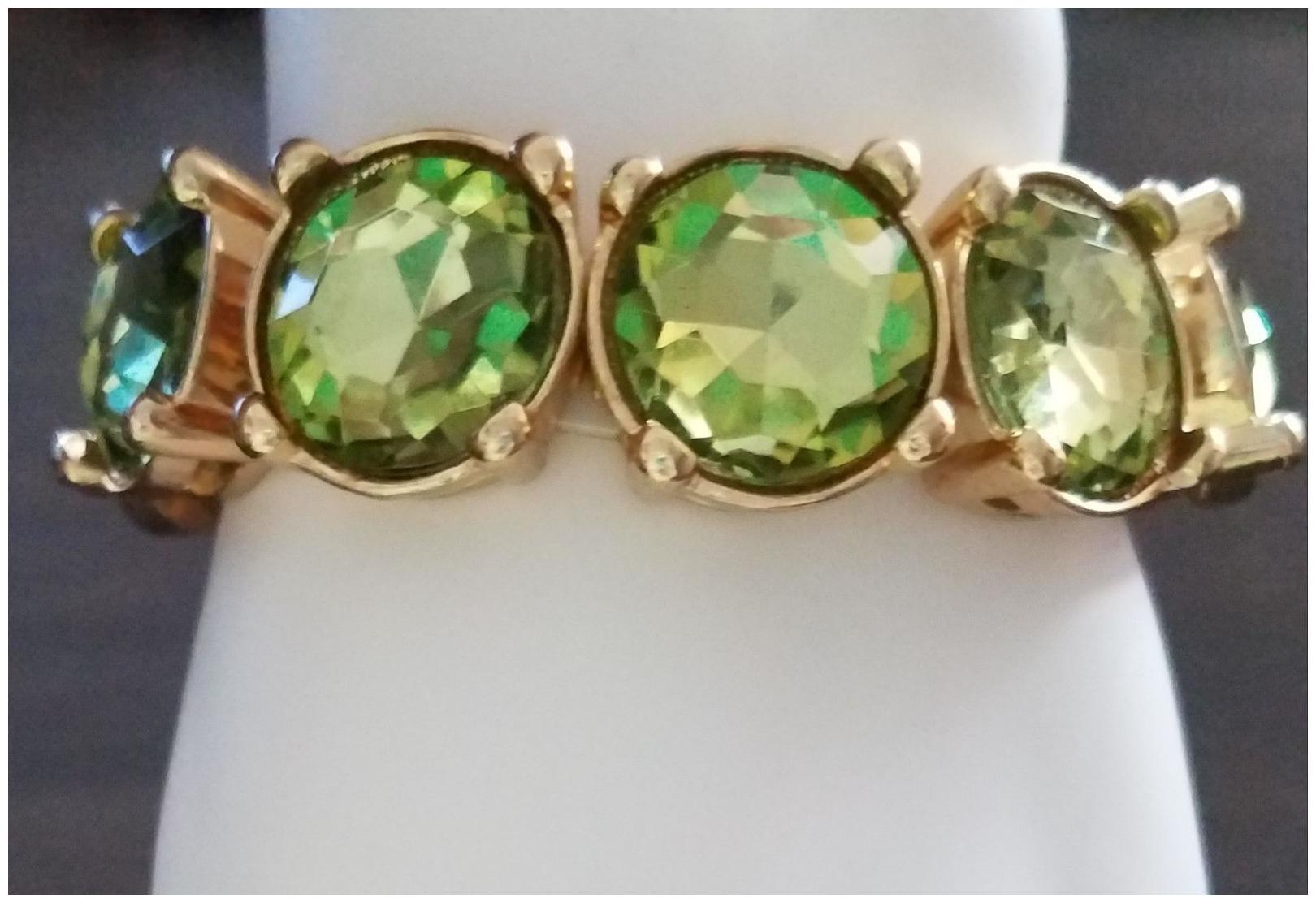 

Dazzle Faceted Peridot Green Acrylic Stones Goldtone Links Stretch GIFT Box