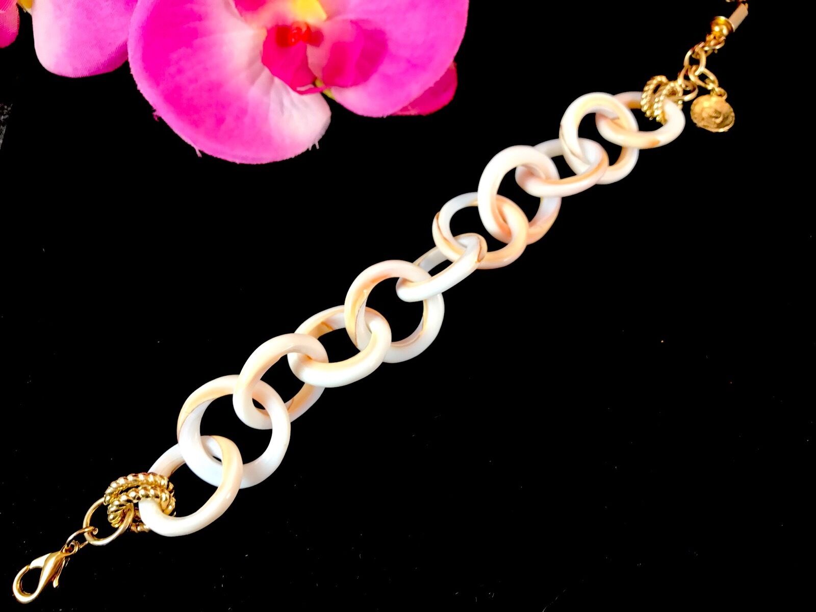 

FABULOUS SIGNED GRAZIANO GOLDTONE FINISH LARGE ROUND NATURAL SHELL LINK BRACELET