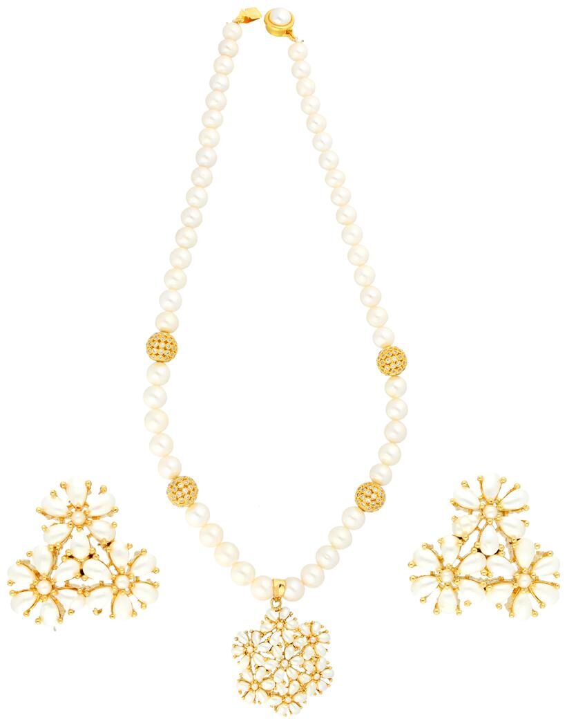 

FLOWER PEARLS NECKLACE BY SRI JAGDAMBA PEARLS