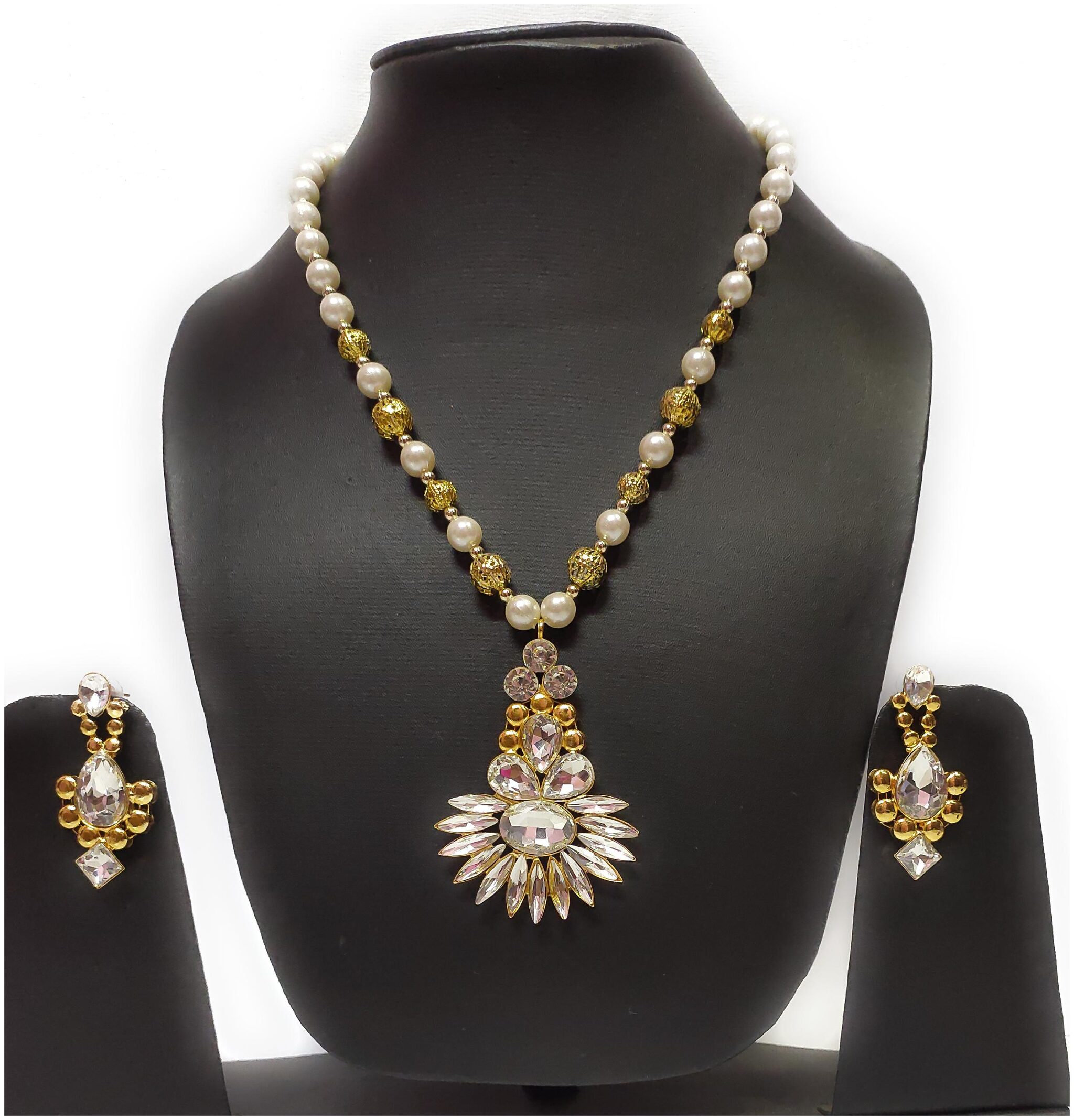 

Kanojia Collections Gold Plated Naulakha Necklace with Pair of Earring