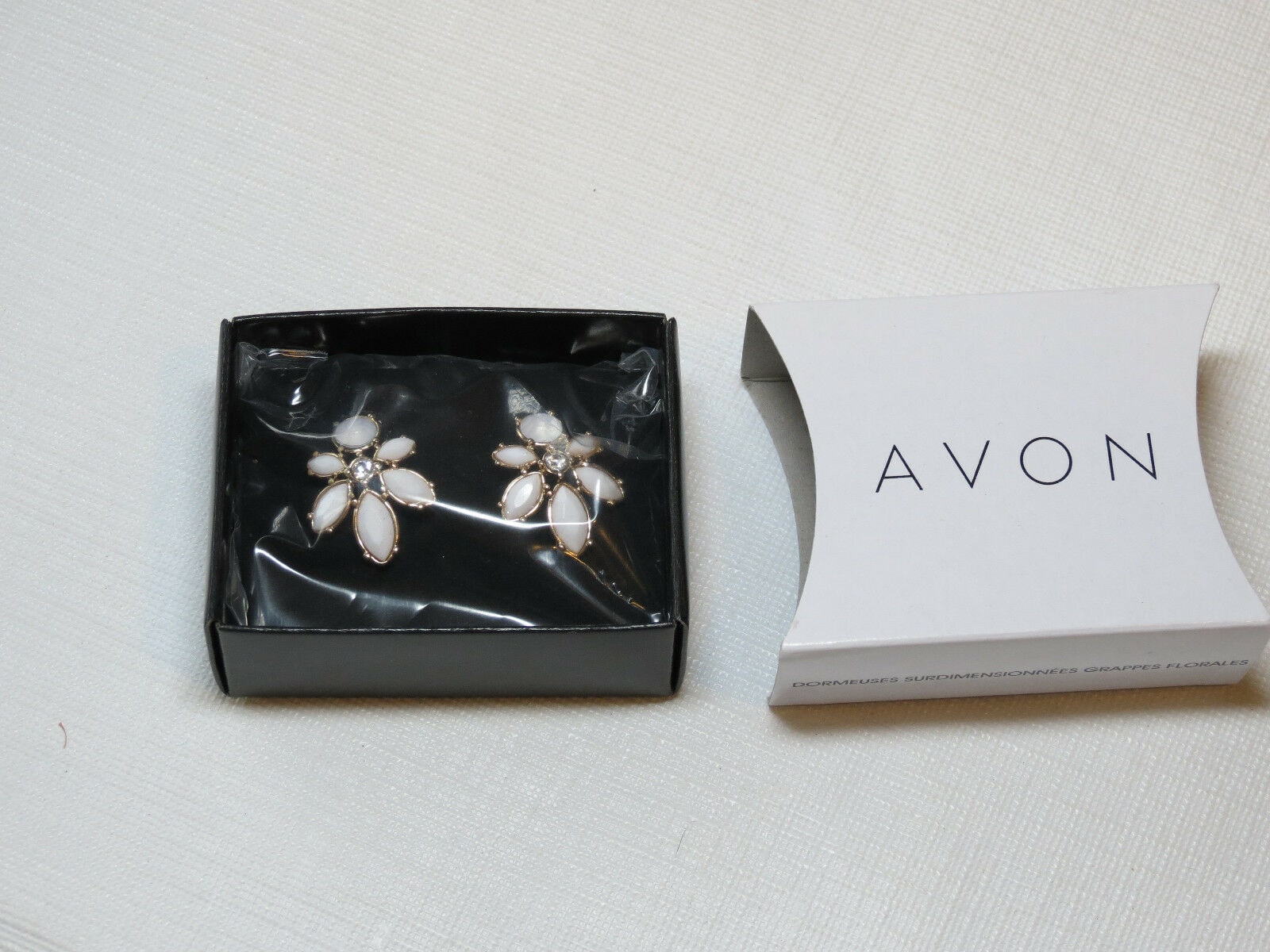 

Ladies Womens Avon Floral Clusters Oversized Stud Earrings F3912771 NIP