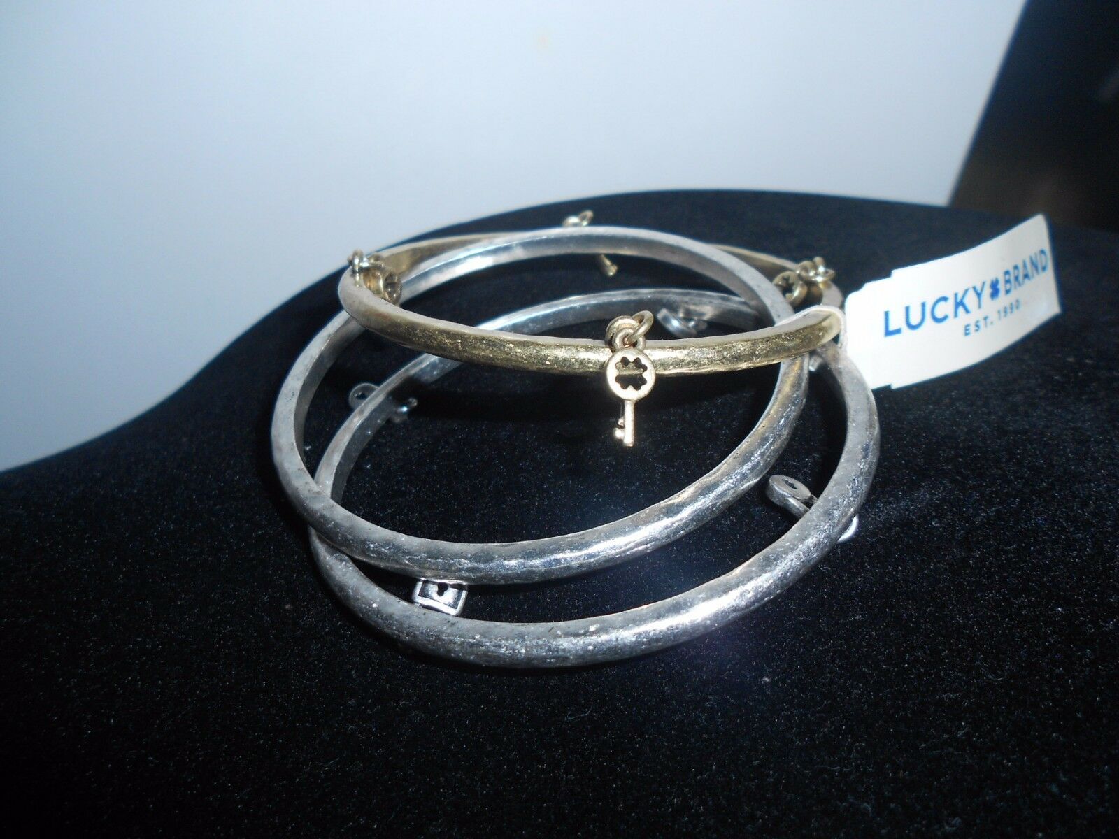 

LUCKY BRAND AUTHENTIC NWT GOLD SILVER TONE HAMMERED LOCK KEY FOUR BANGLE SET