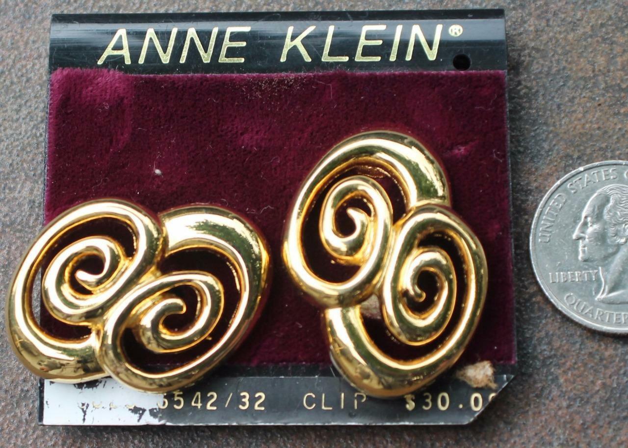 

New Card Old Stock ANNE KLEIN Goldtone Polished KNOT Shape Clip-On Earrings