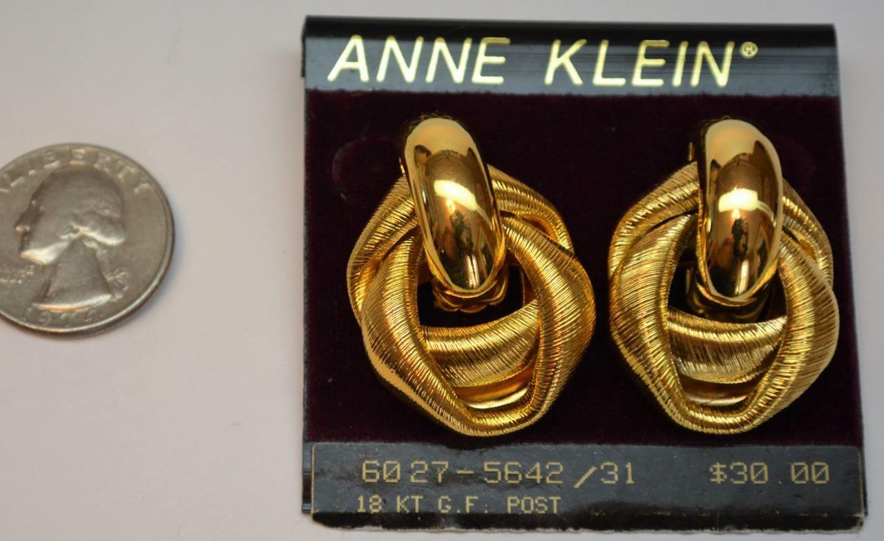 

New Card Old Stock ANNE KLEIN Goldtone Polished KNOT Shape Pierced Earrings 2