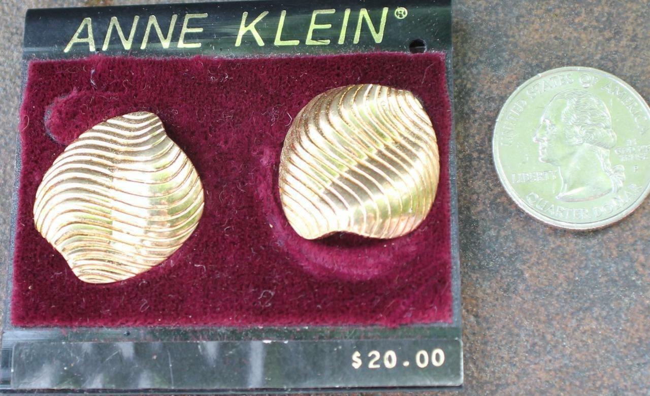 

New Original Card Old Stock ANNE KLEIN Goldtone Texturd SEASHELL Pierced Earring