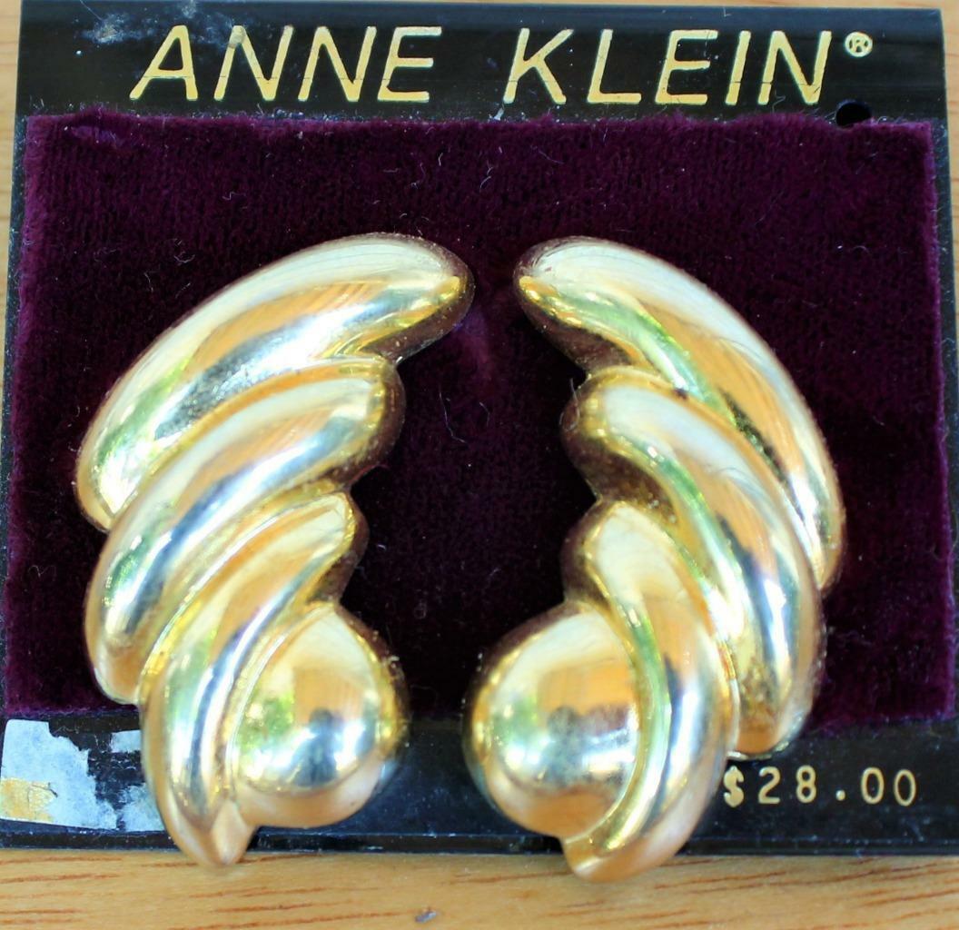 

New Original Card Old Stock ANNE KLEIN Goldtone Textured Clip-On Earrings 13