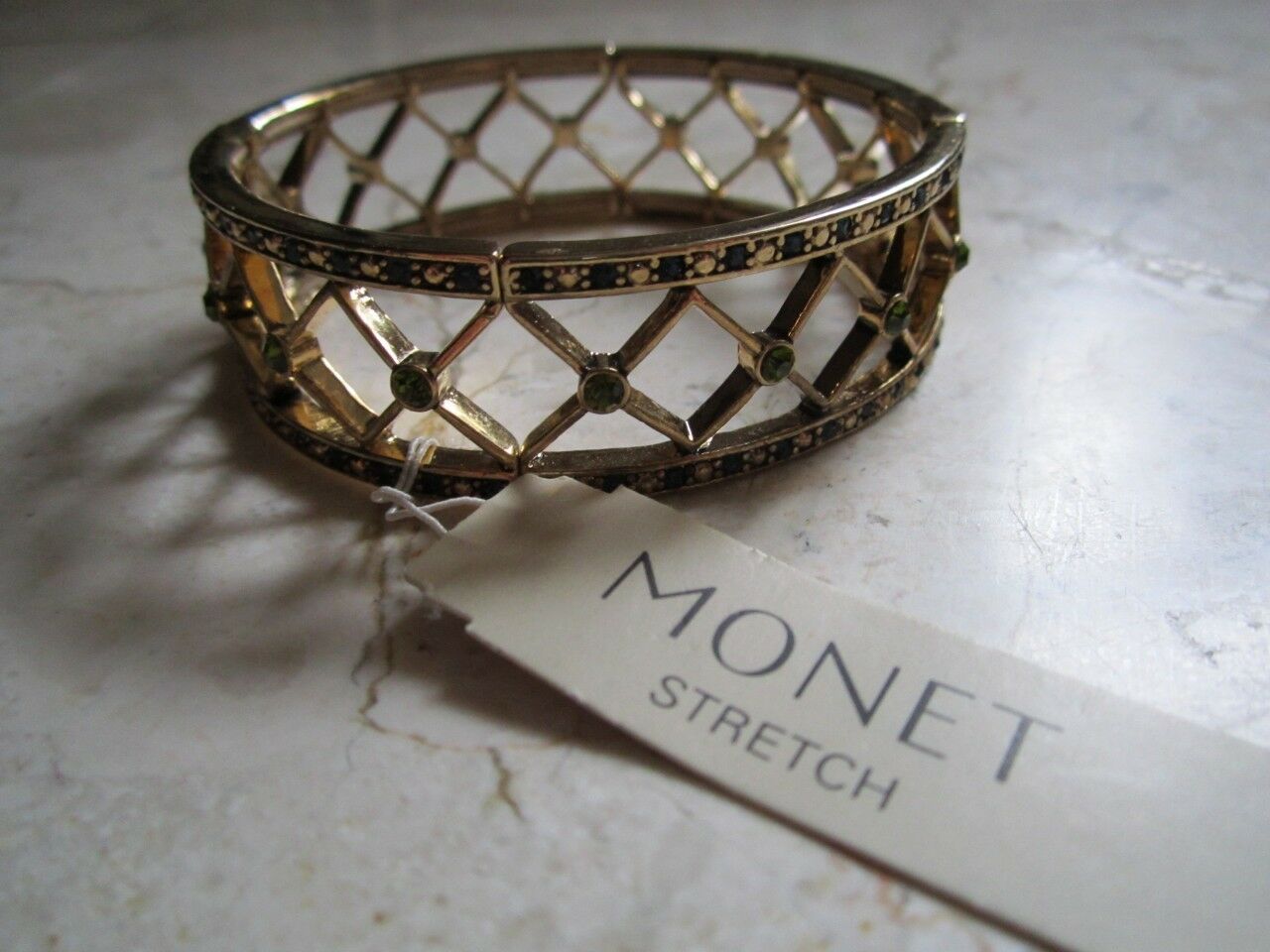 

NEW WITH TAGS MONET GREEN RHINESTONES STRETCH GOLD TONE BRACELET
