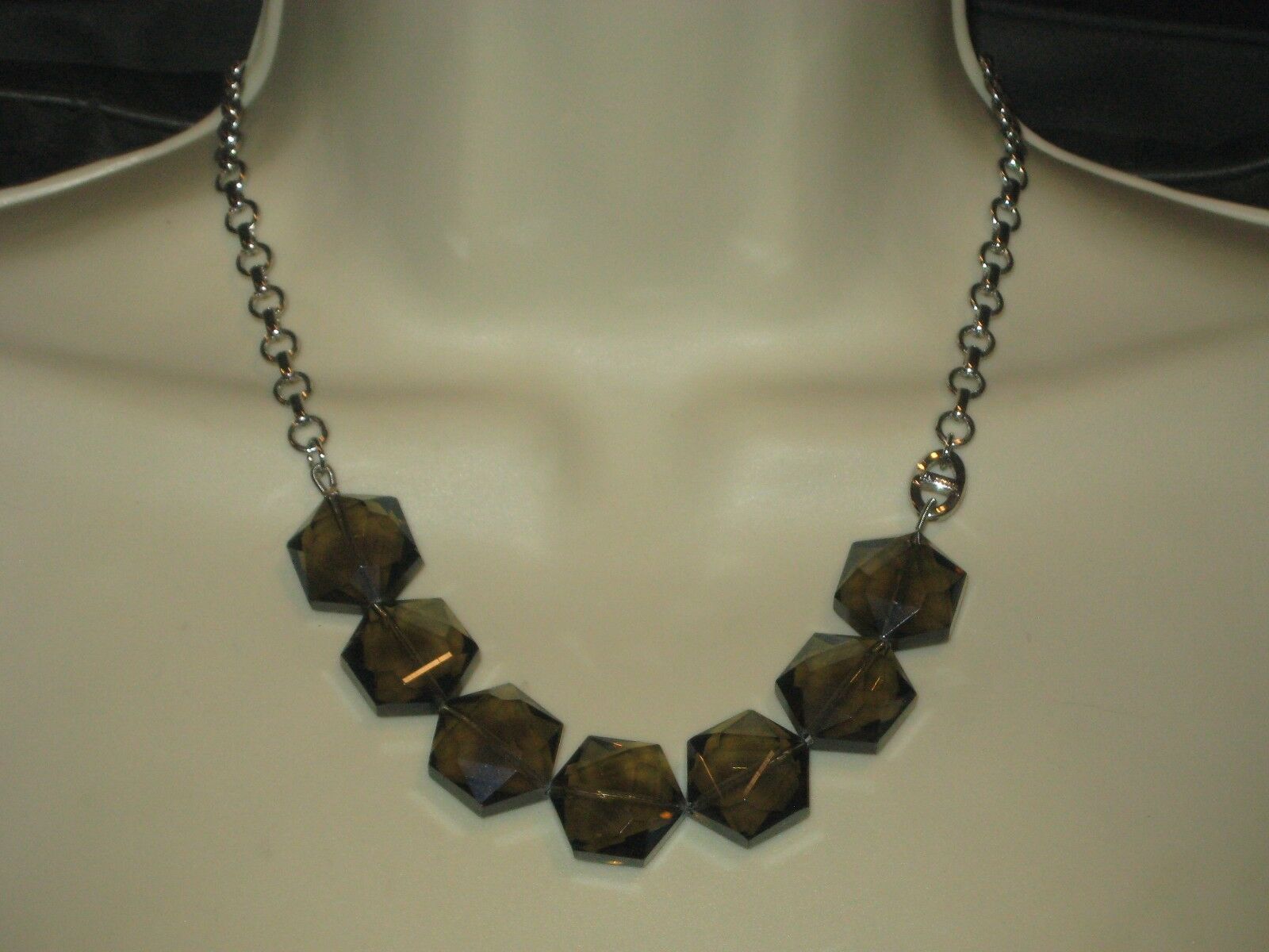 

NWT Lia Sophia INFINITME LARGE FACETED GLASS NECKLACE STRAND - MOSS GREEN-RV 68