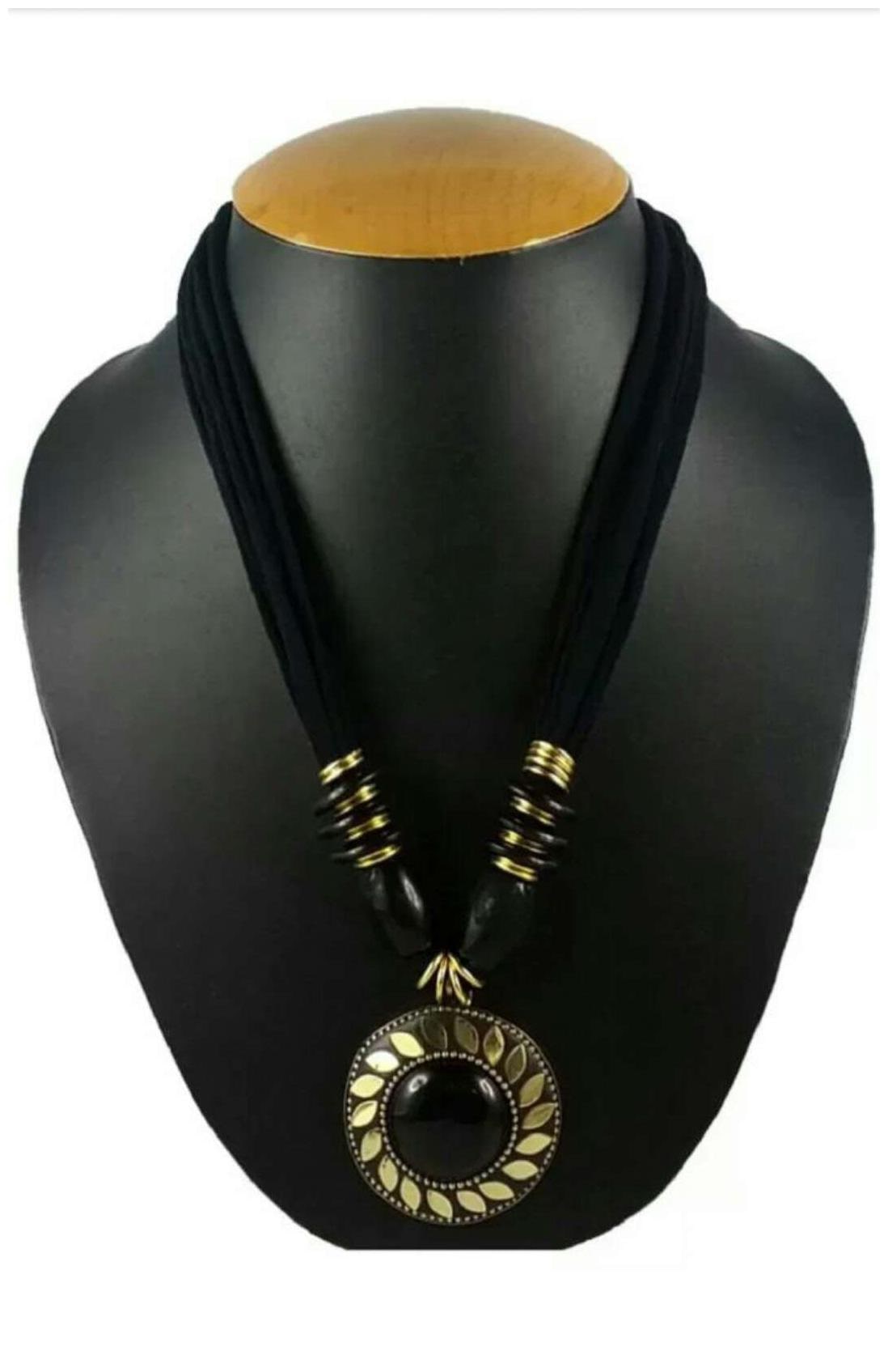 

RC 1 TRENDY BLACK N GOLDEN NECKLES