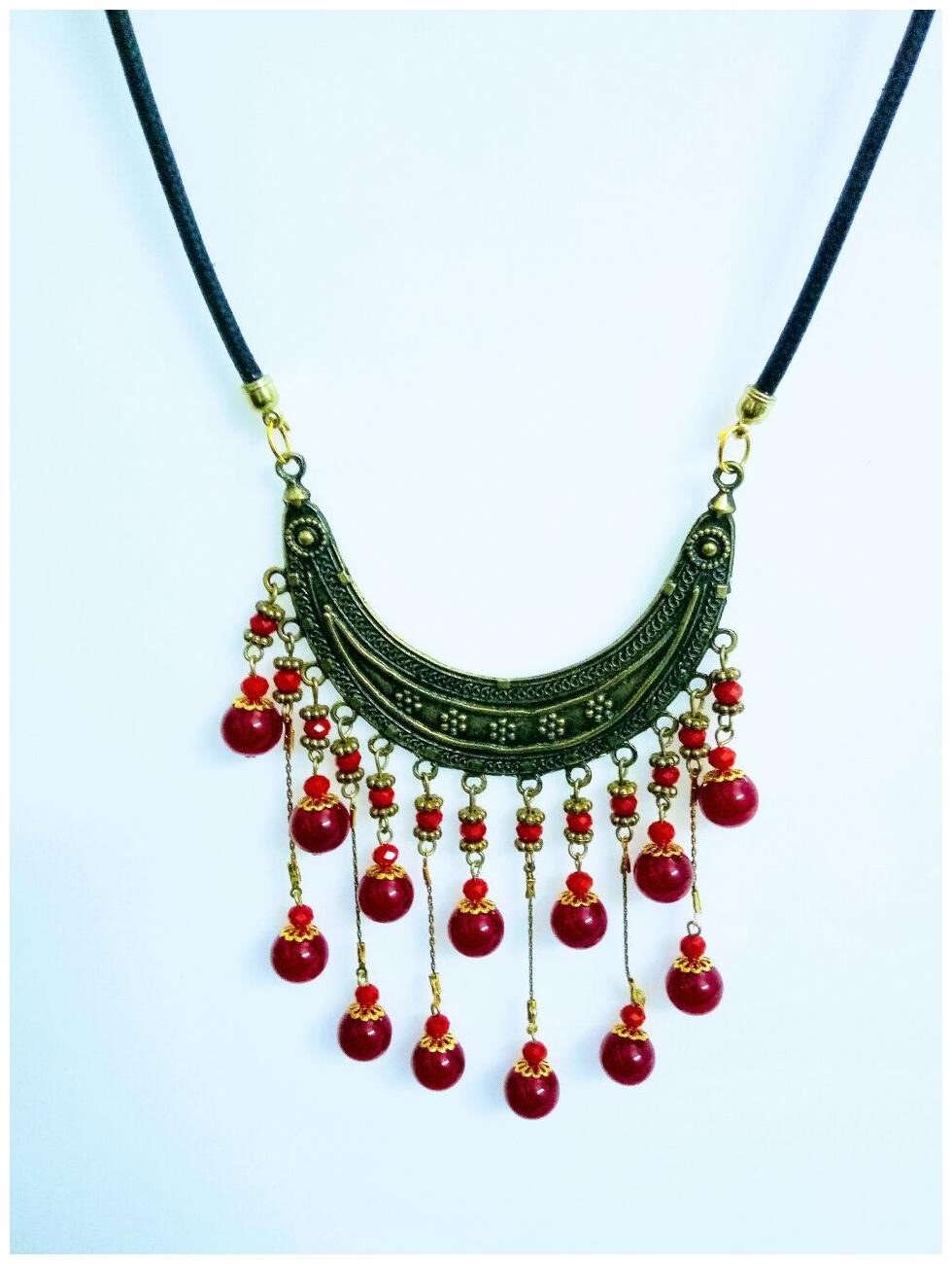 

RC 19 TRENDY ANTIQUE RED NECKLES