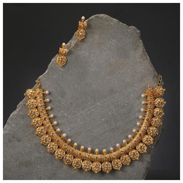 

Sukkhi Beguiling Maharashtrian Gold Plated Pearl Neckalce Set for Women