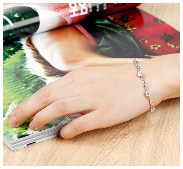 

Sukkhi Designer Floral Crystal Stone Gold Plated Ring for Women