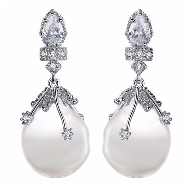

The Akira Earrings Handmade With Swarovski Crystals Natural Pearl 88 S6