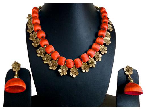 

Thread Necklace Set