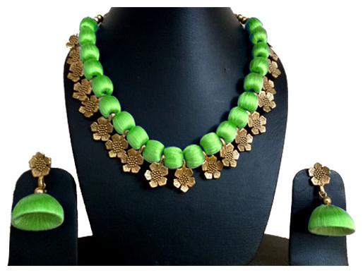 

Thread Necklace Set