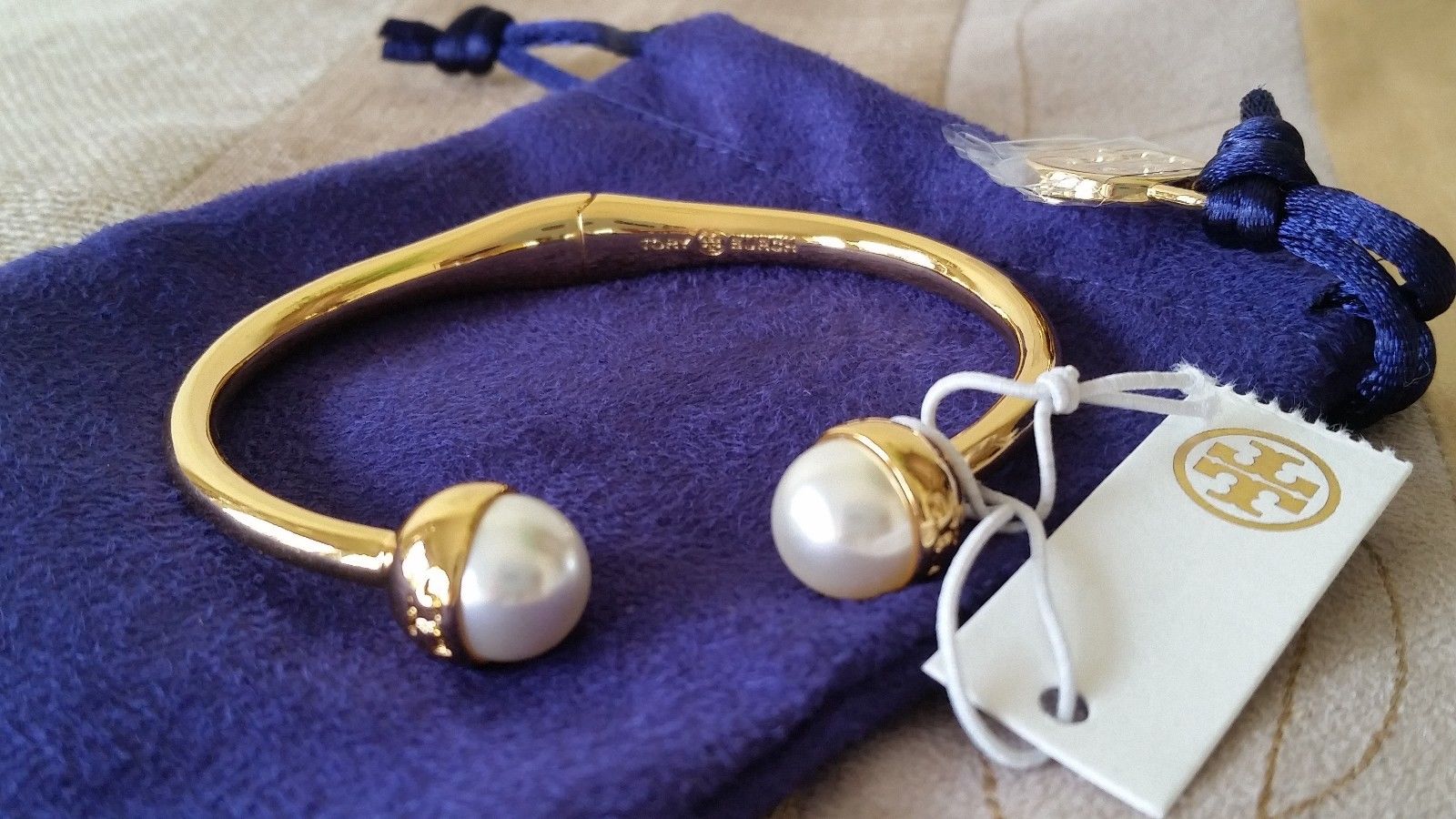 

TORY BURCH LOGO BEAD HINGED BRACELET GOLD PLATED BRASS WHITE SODALITE NWT POUCH