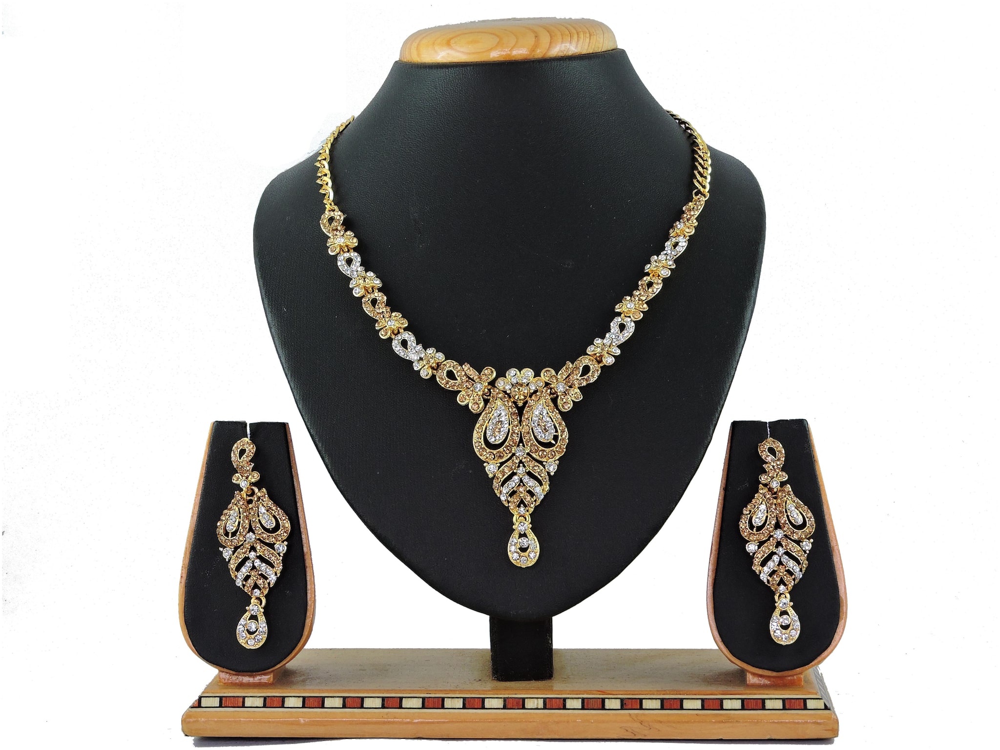 

Vatsalya Creation Latest Traditional Necklace Set