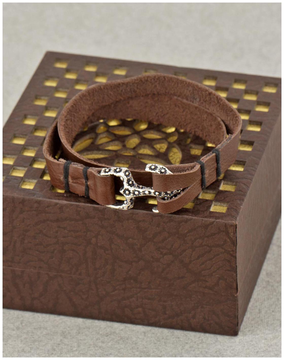 

Voylla Anchor Lock Nautical Band Bracelet