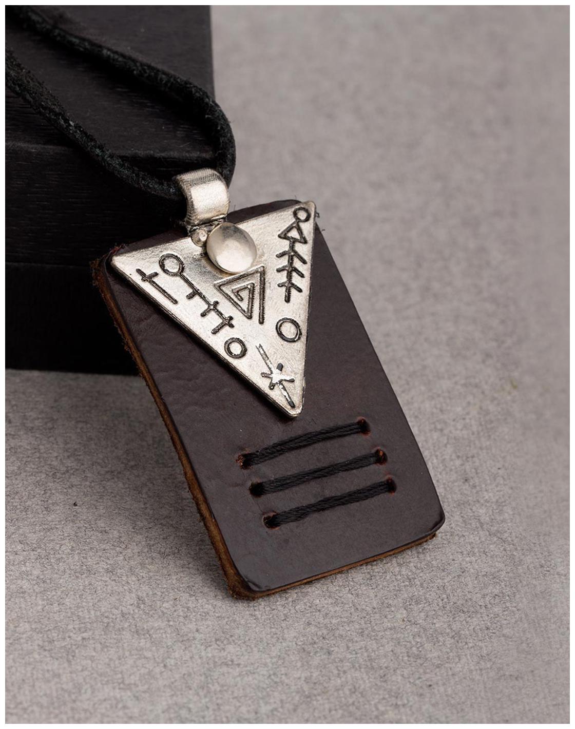 

Voylla Celtic Triangle on Cut-Out Faux Leather Pedant
