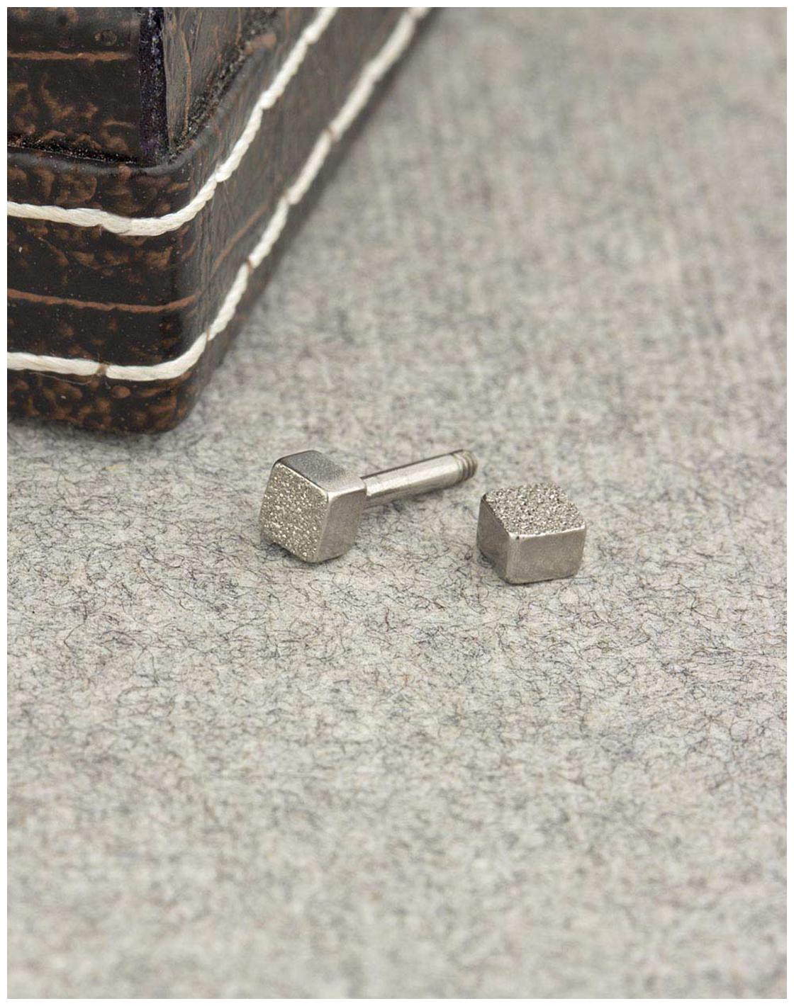 

Dare by Voylla Smart Ultra Luxe Stud Out Earring