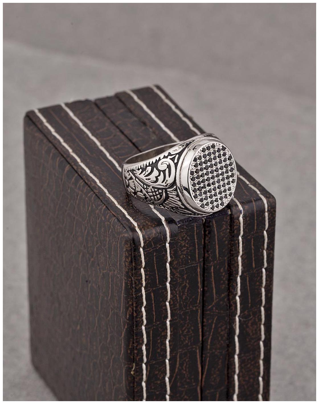 

Voylla Standout Ring with Floral Shoulders