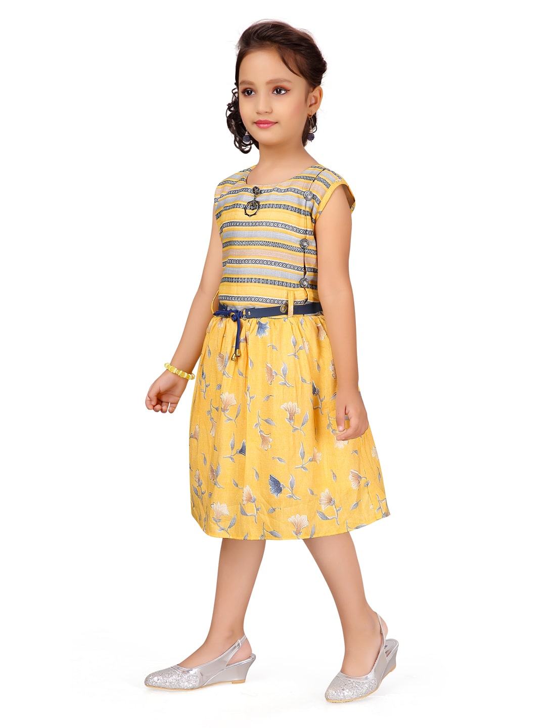 

Aarika Yellow Cotton Sleeveless Knee Length Princess Frock ( Pack of 1 )