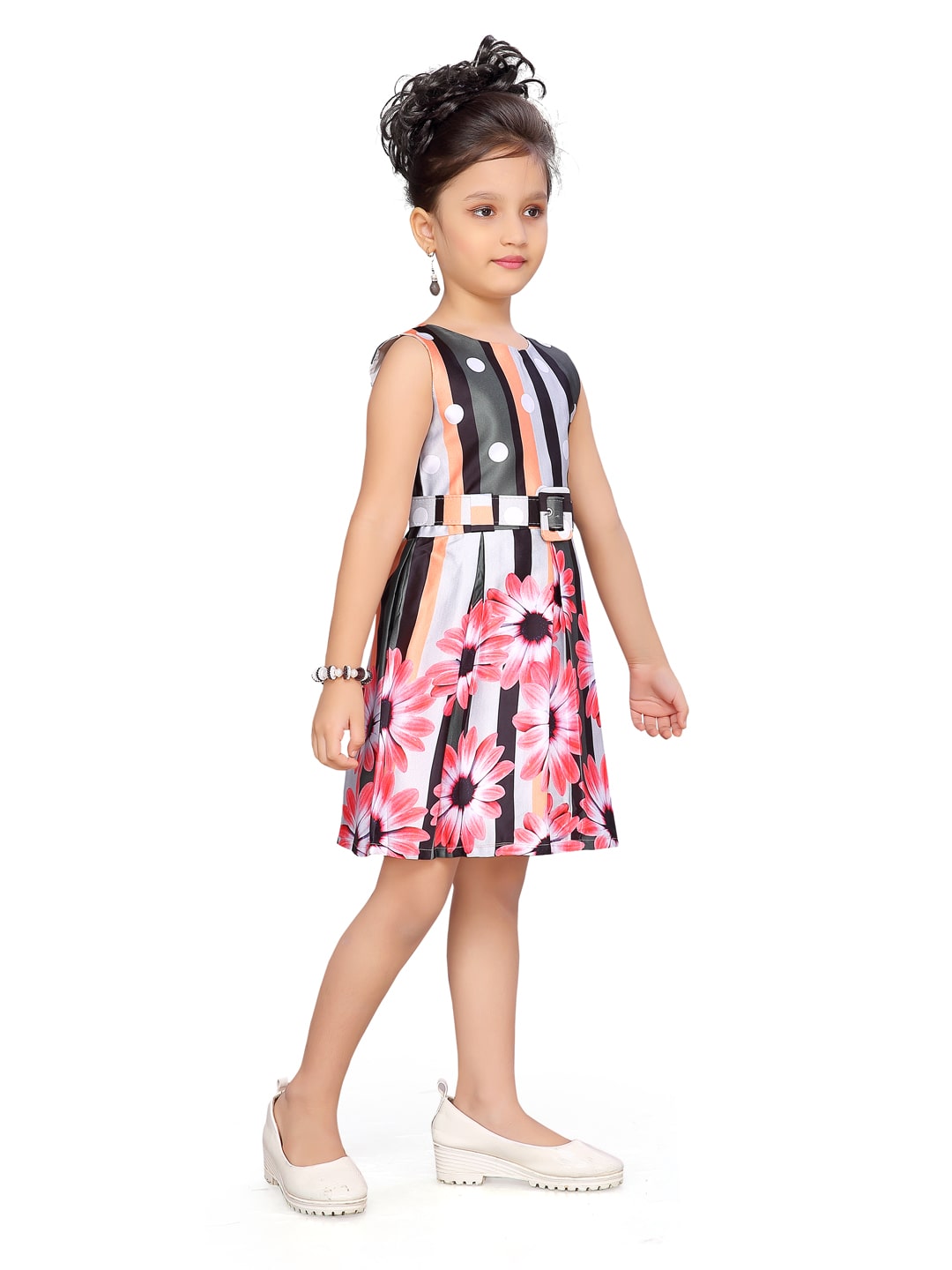 

Aarika Red Satin Sleeveless Knee Length Princess Frock ( Pack of 1 )