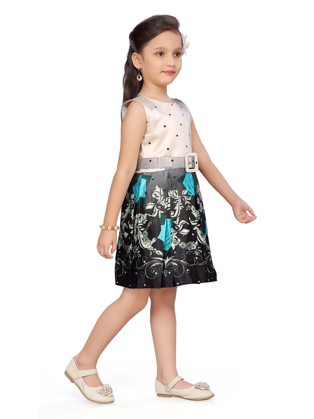 

Aarika Green Satin Sleeveless Knee Length Princess Frock ( Pack of 1 )