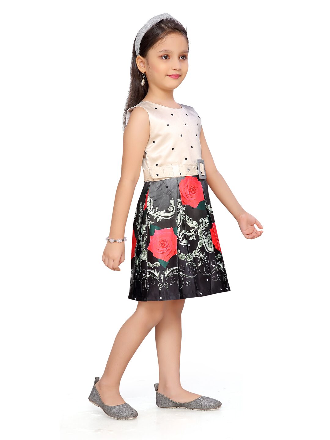 

Aarika Red Satin Sleeveless Knee Length Princess Frock ( Pack of 1 )