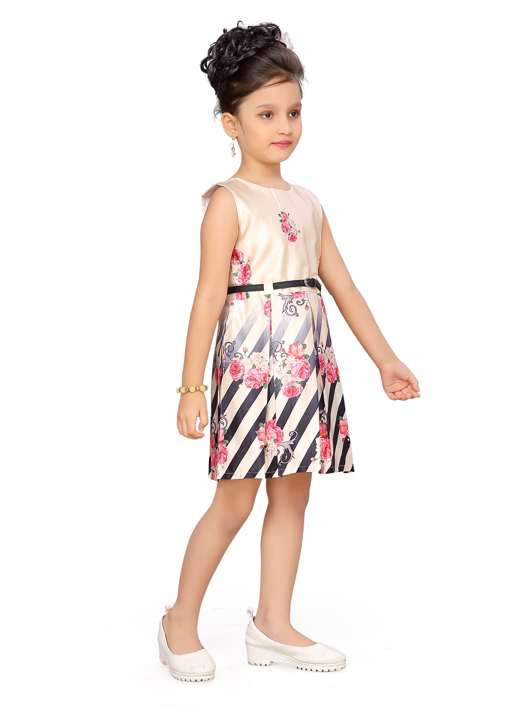 

Aarika Gold Satin Sleeveless Knee Length Princess Frock ( Pack of 1 )