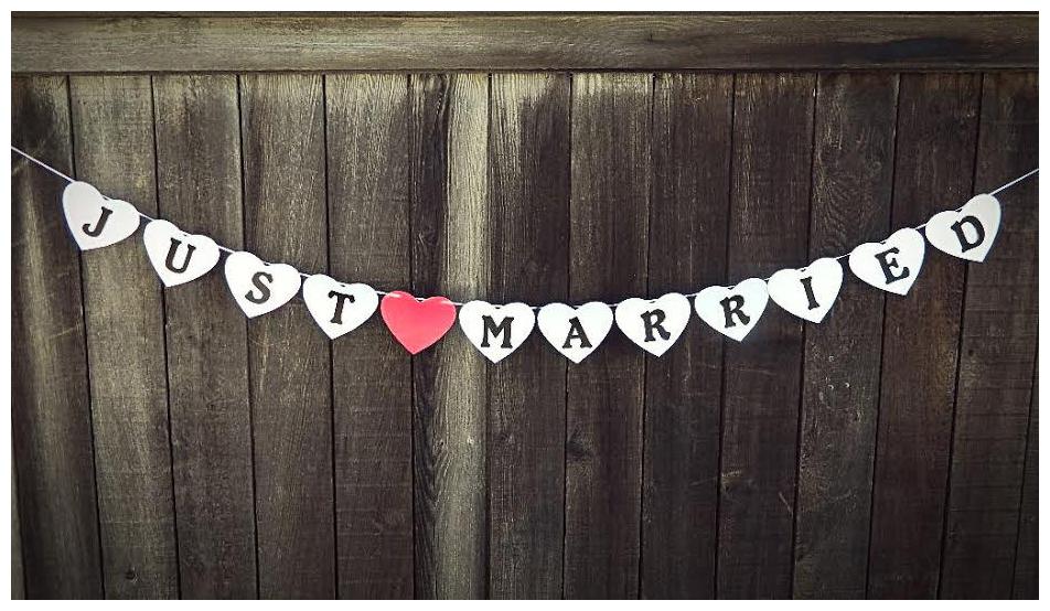 

Heart Shaped Just Married Wedding Banner - Pearl White Wedding Sign Photo Prop