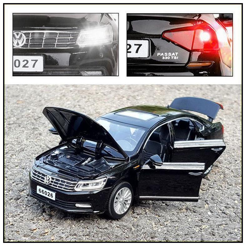 

KTRS Die-Cast Metal Car Sport Sedan Cars 4 Wheel Drive Metal Car Pull Back with 6 Openable Doors Light Music
