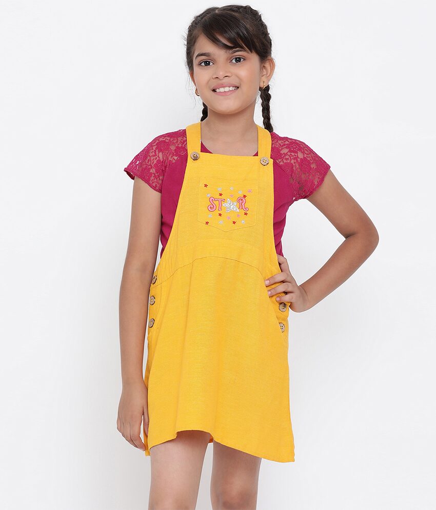 

Oxolloxo Yellow Cotton Sleeveless Midi Princess Frock ( Pack of 1 )